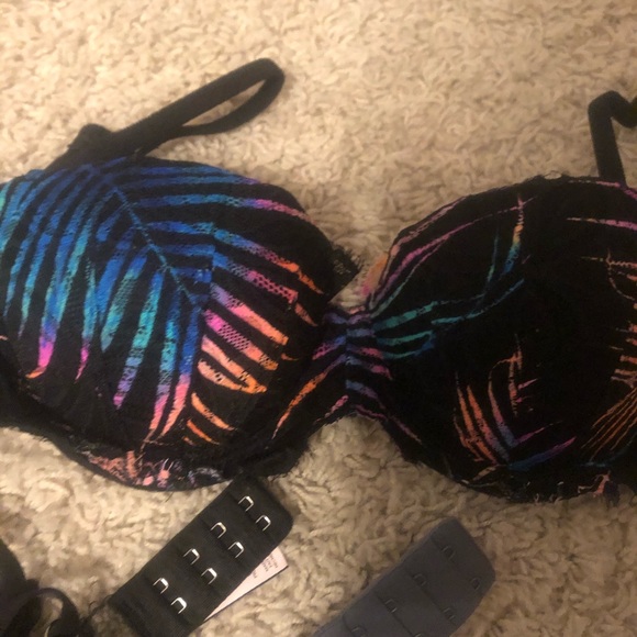 4 Victoria’s Secret Bras - Picture 3 of 8